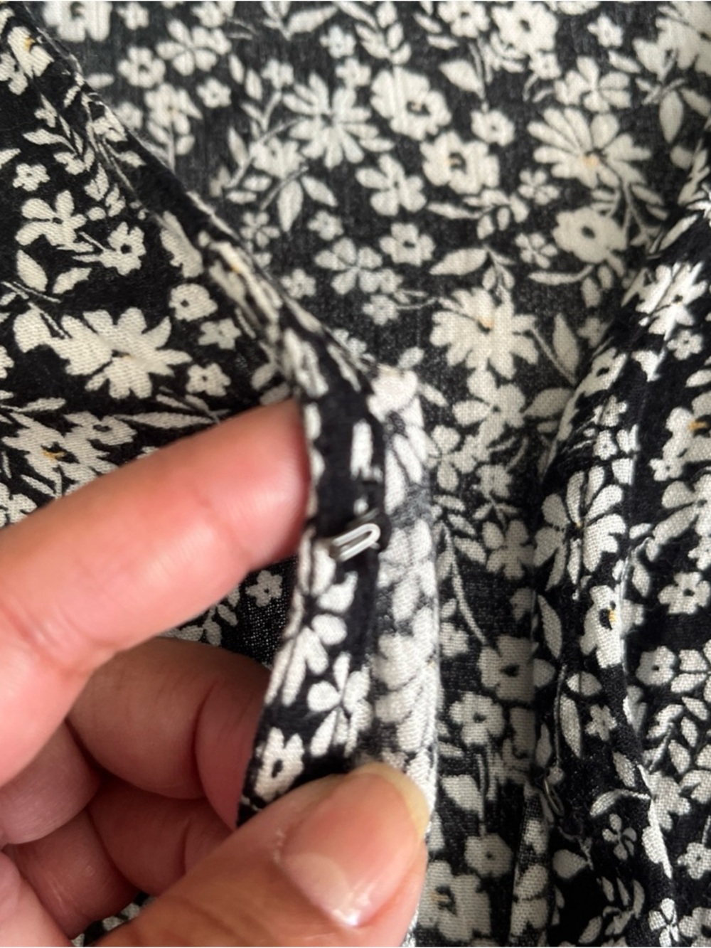 Abercrombie & Fitch Black White Floral Bodysuit Top Size Medium Snaps Y2K - Picture 9 of 13